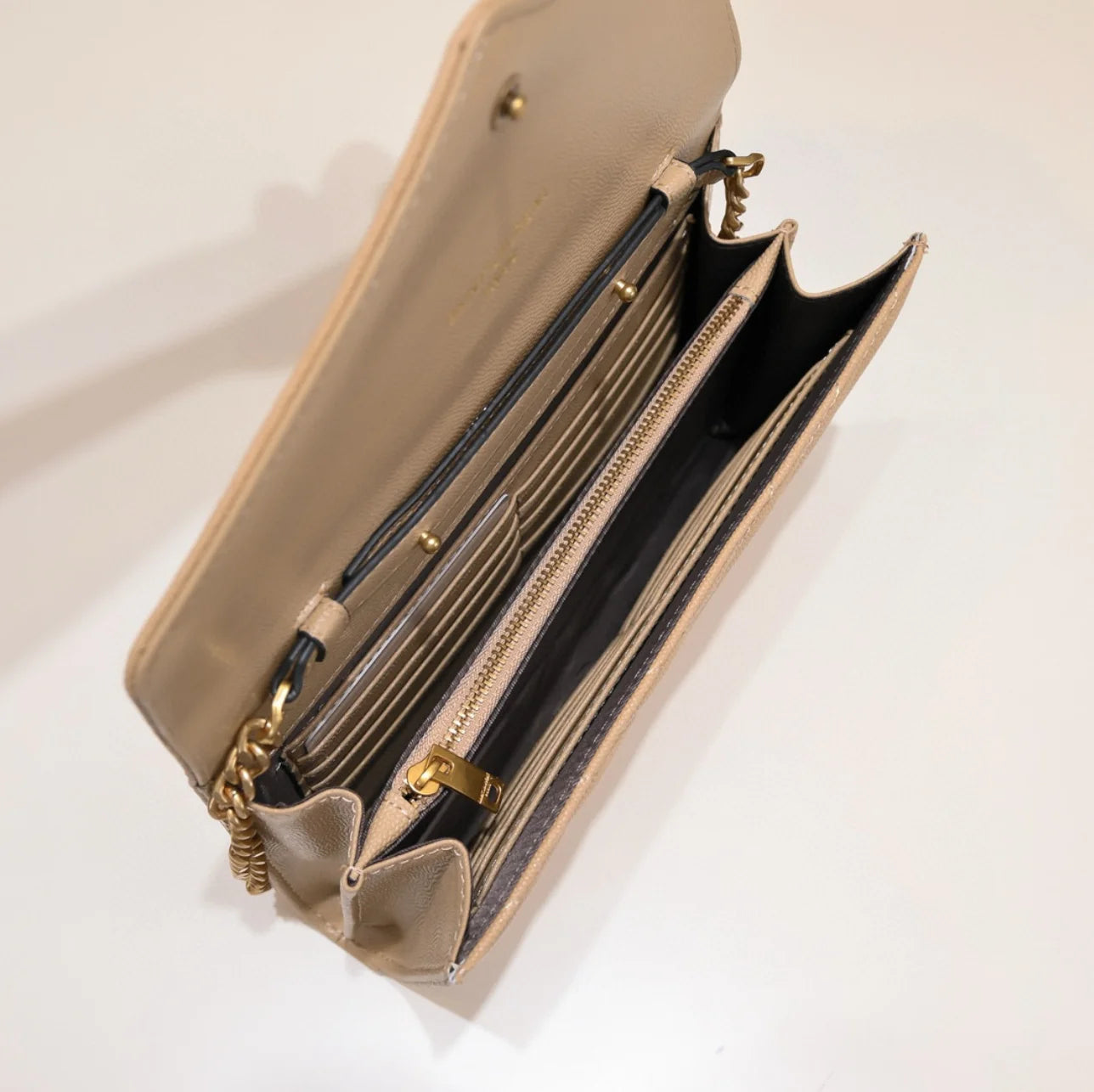 CARTERA CON CADENA BEIGE