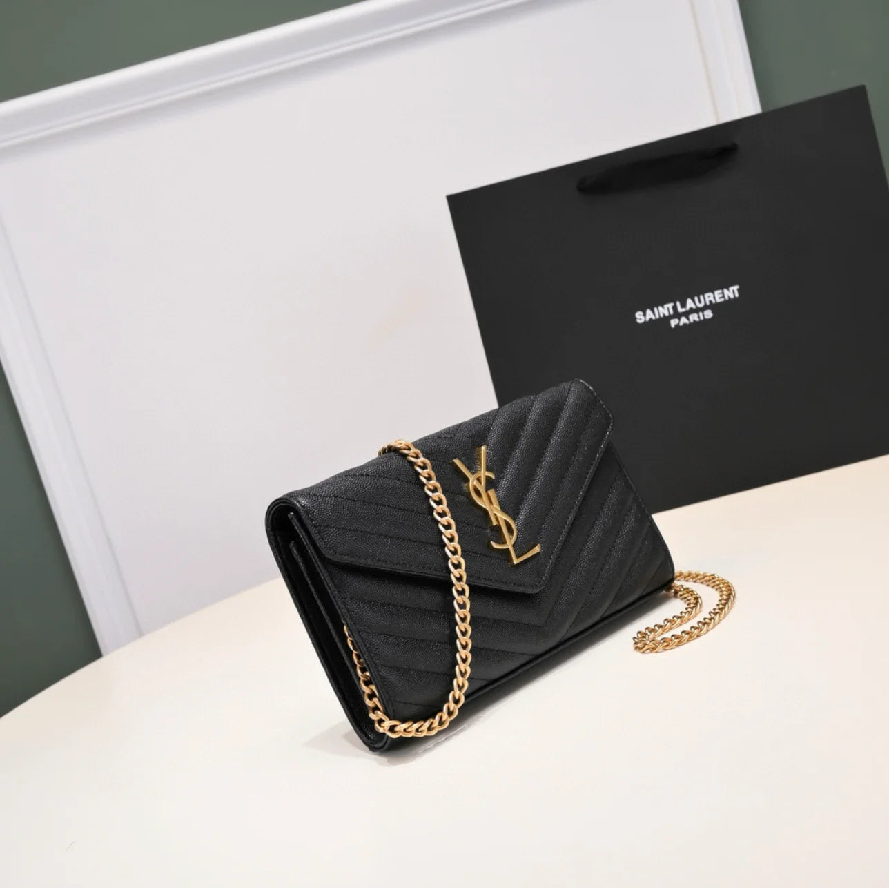 CARTERA CON CADENA NEGRO