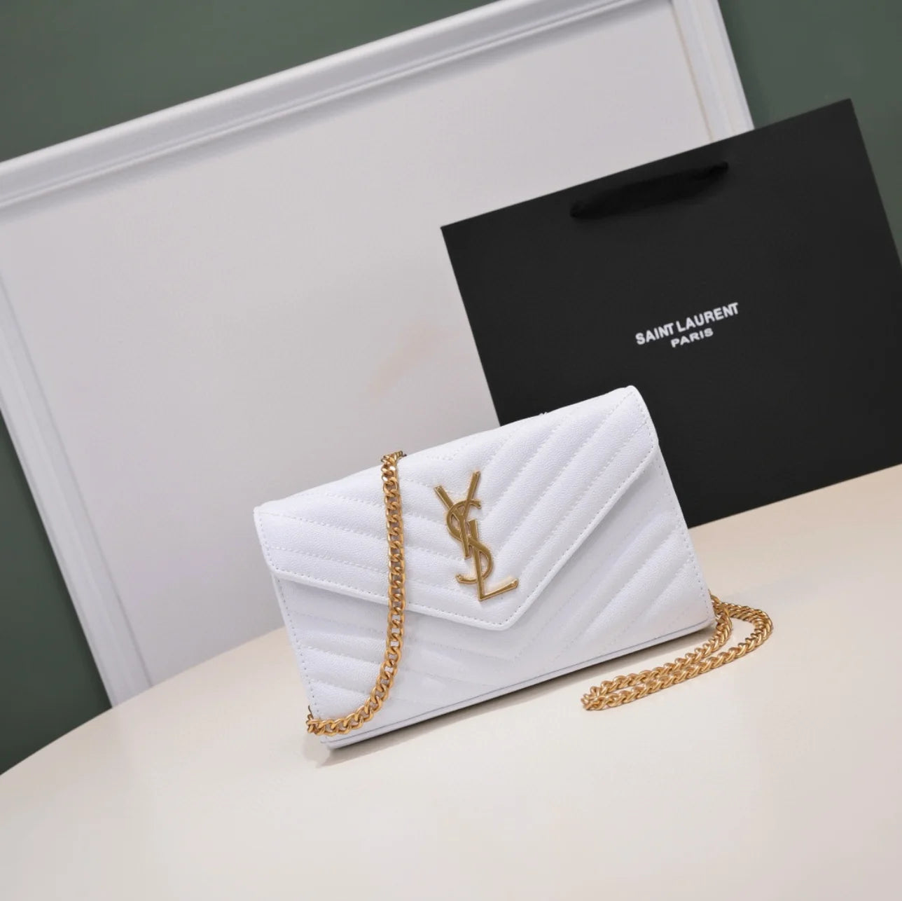 CARTERA CON CADENA BLANCA