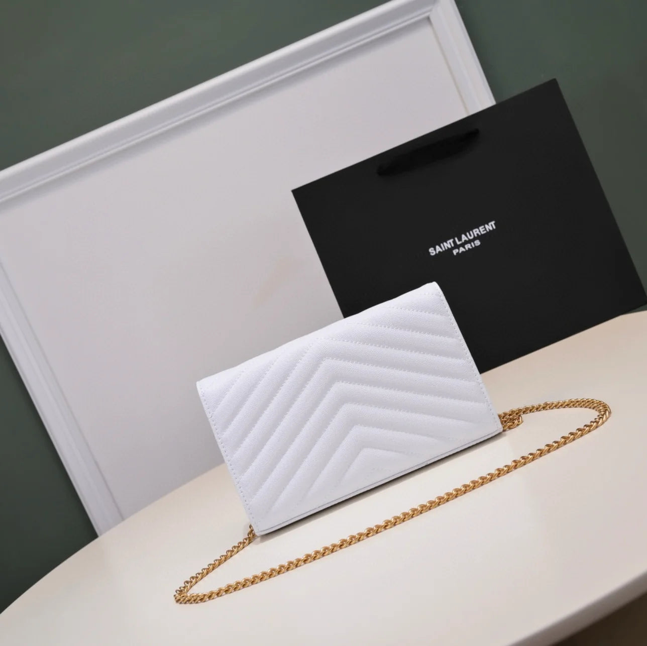 CARTERA CON CADENA BLANCA