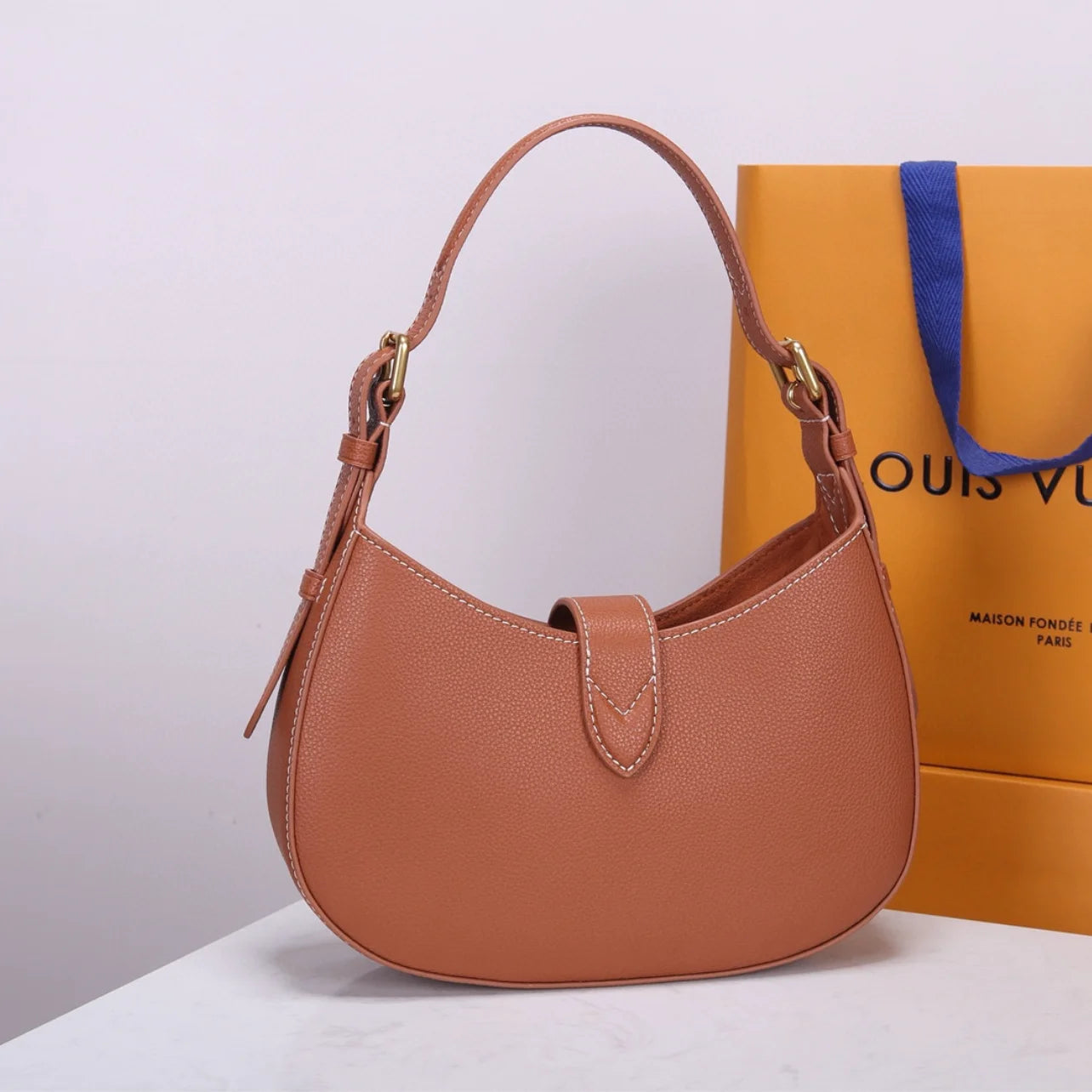 COÑAC DE HOMBROS DISCRETOS