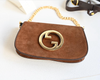 BOLSO CON CADENA ANTE MARRÓN