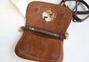 BOLSO CON CADENA ANTE MARRÓN