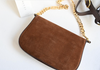 BOLSO CON CADENA ANTE MARRÓN