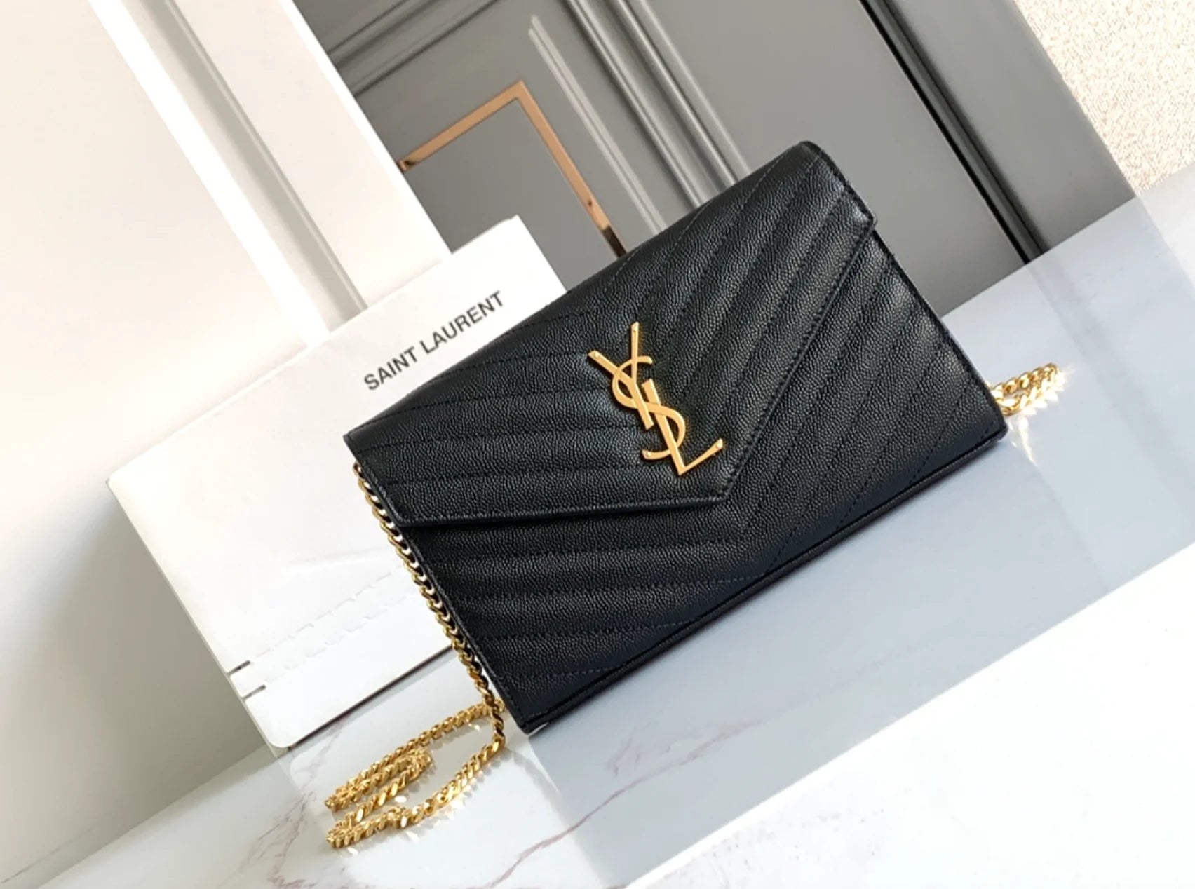 CARTERA CON CADENA NEGRO