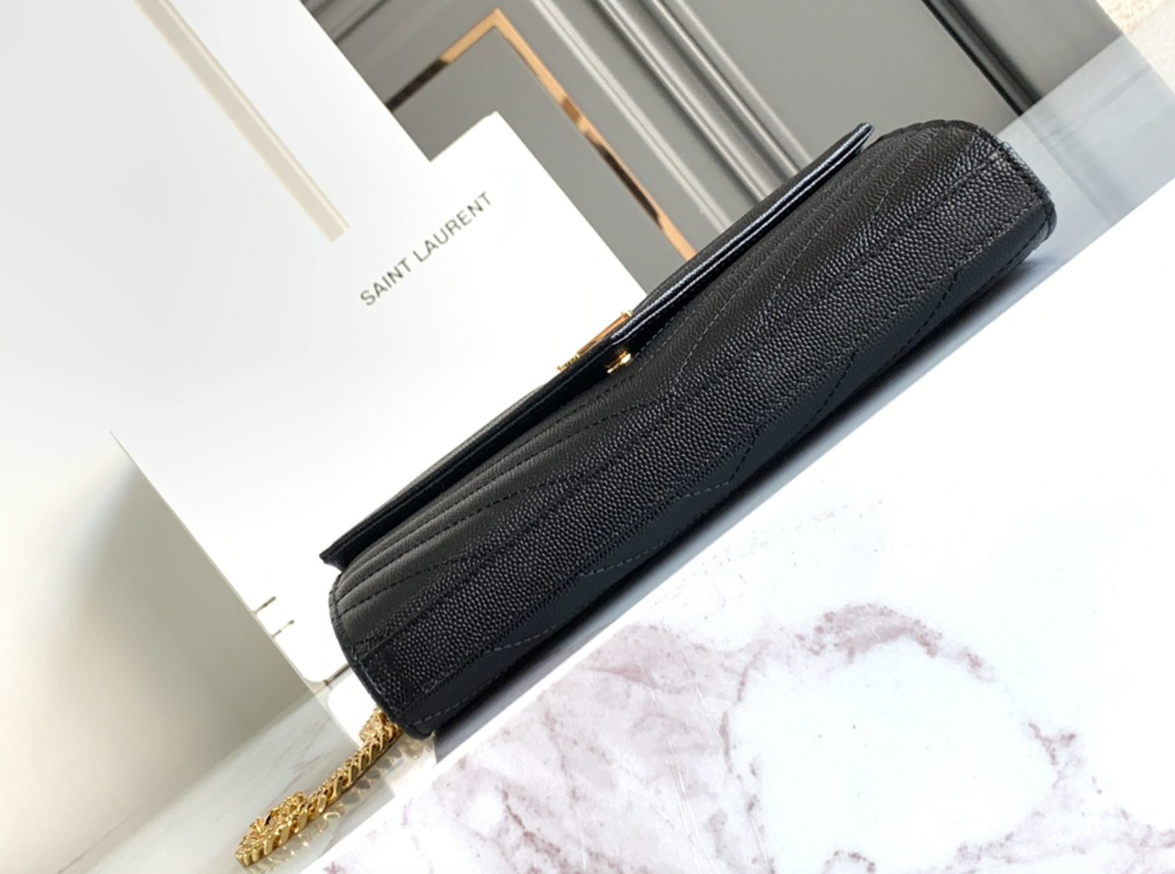 CARTERA CON CADENA NEGRO