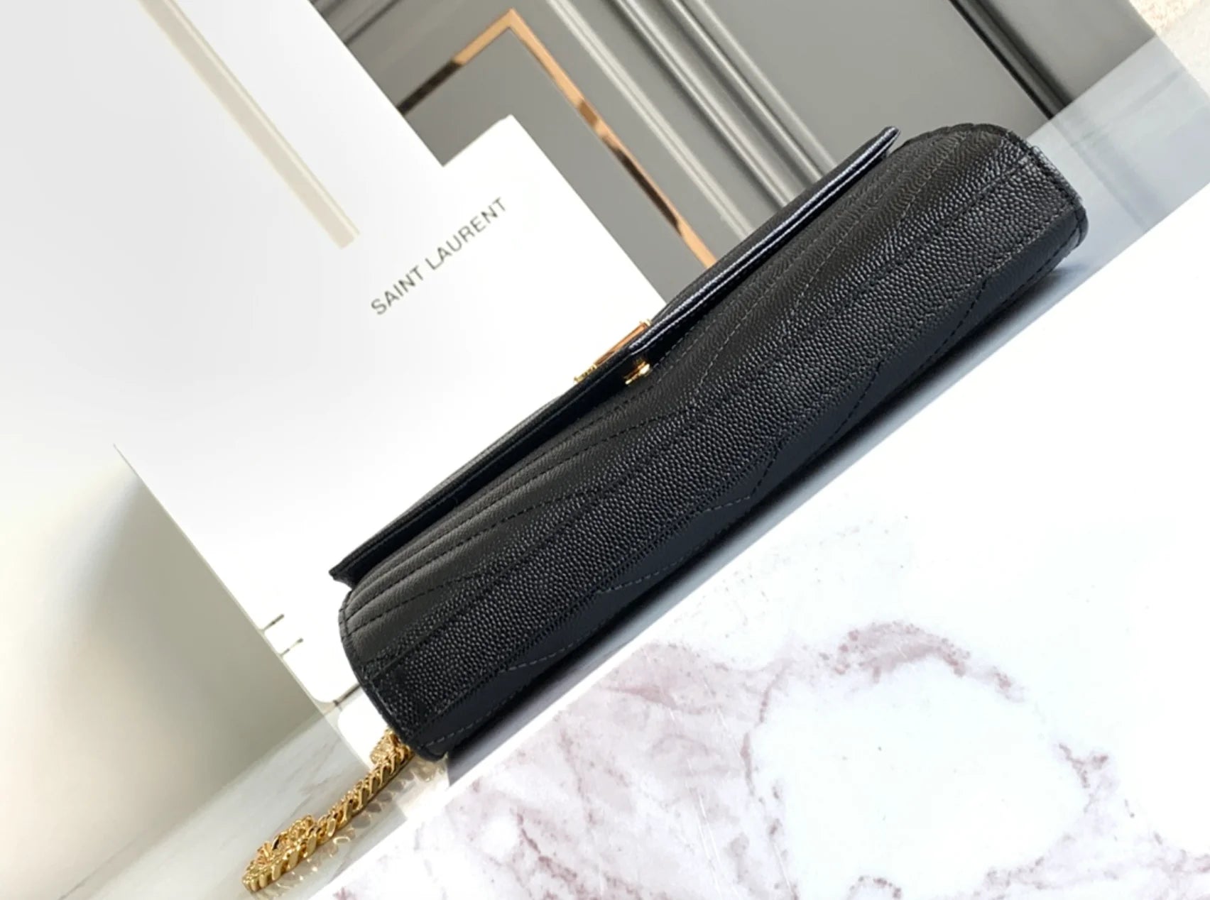 CARTERA CON CADENA NEGRO