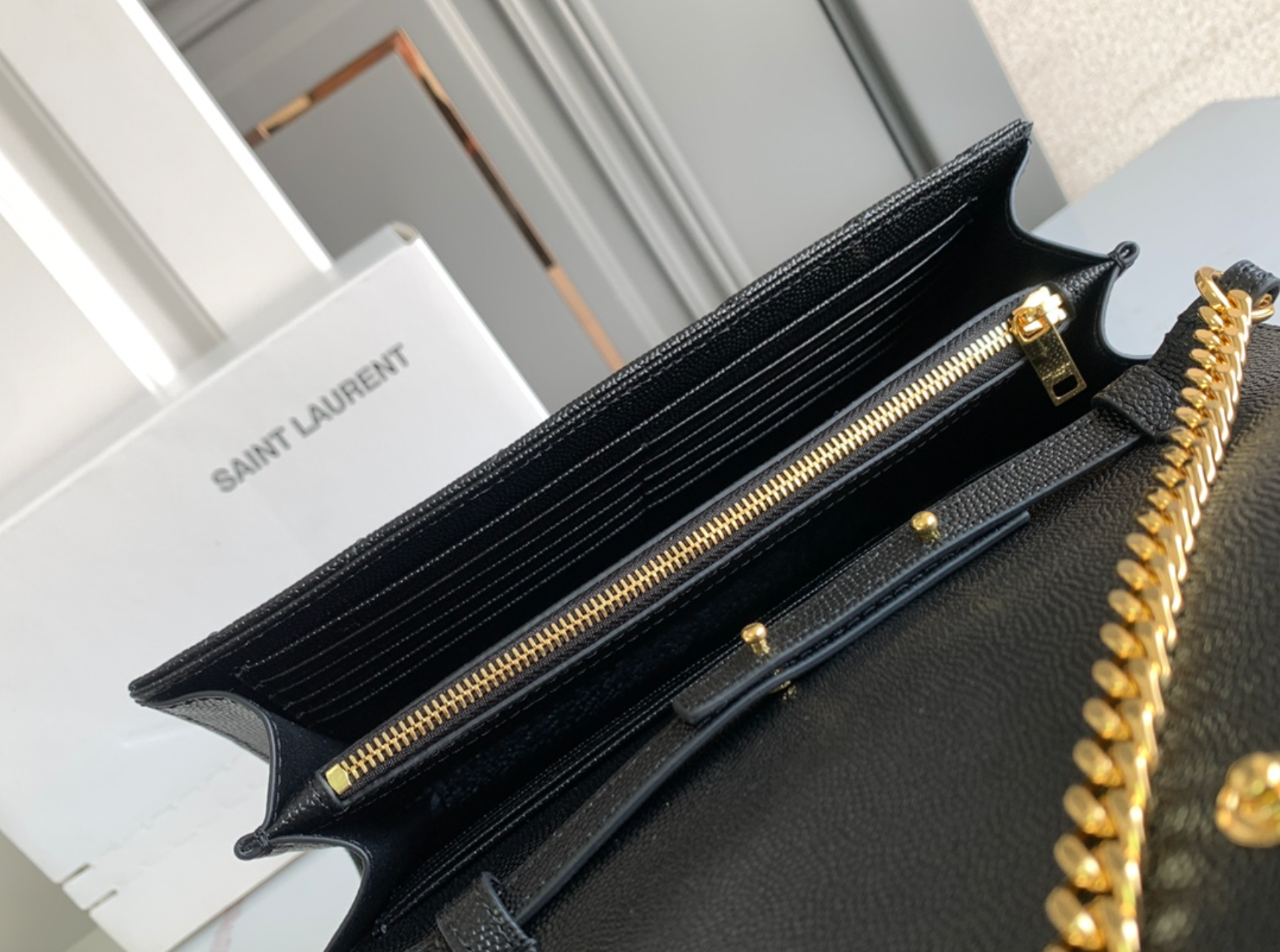 CARTERA CON CADENA NEGRO