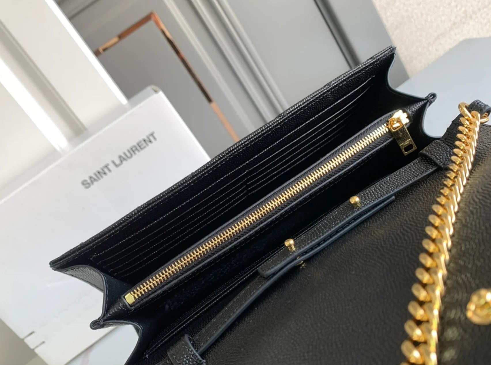 CARTERA CON CADENA NEGRO