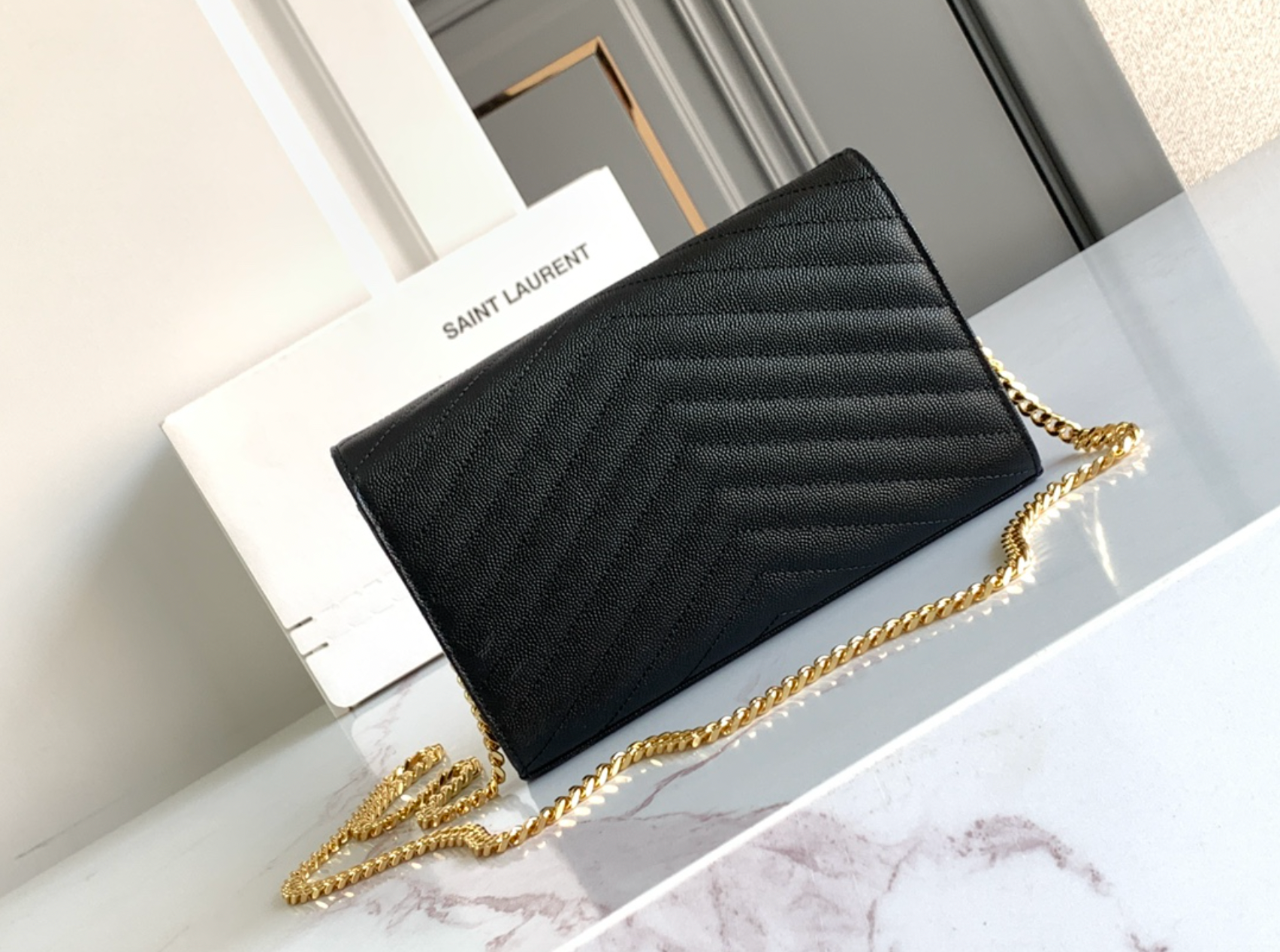 CARTERA CON CADENA NEGRO