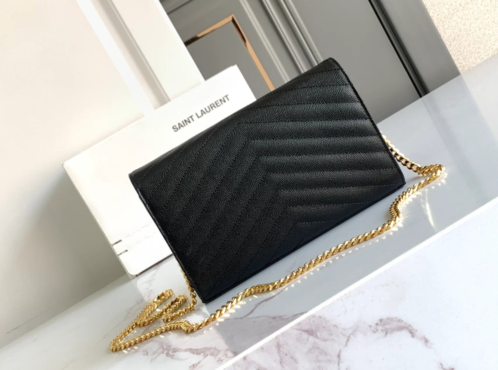 CARTERA CON CADENA NEGRO