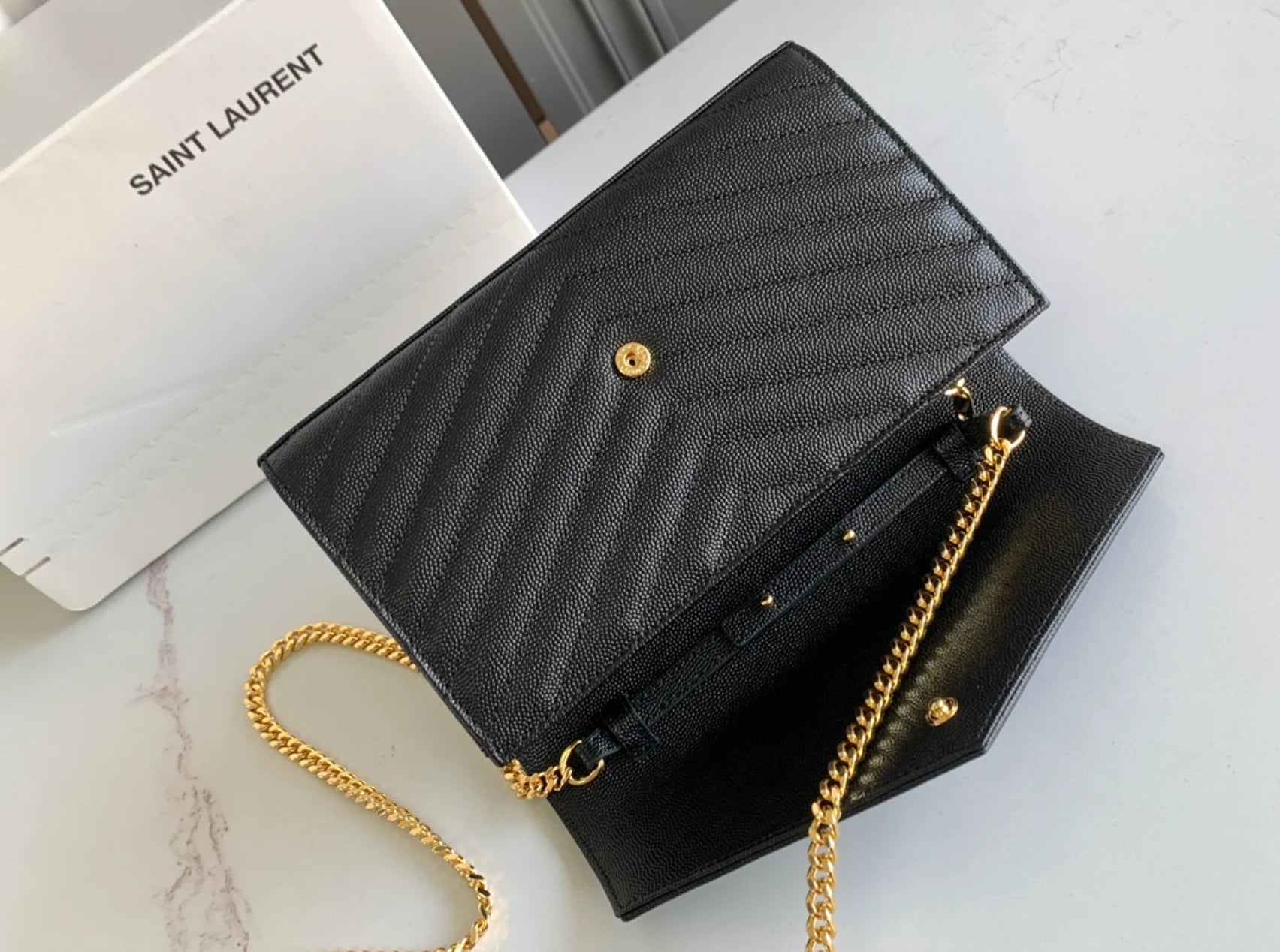 CARTERA CON CADENA NEGRO