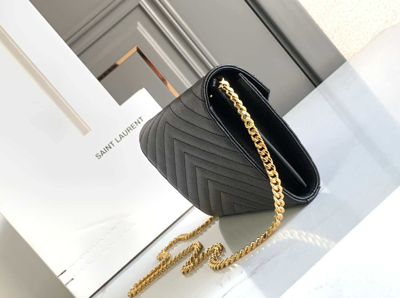 CARTERA CON CADENA NEGRO