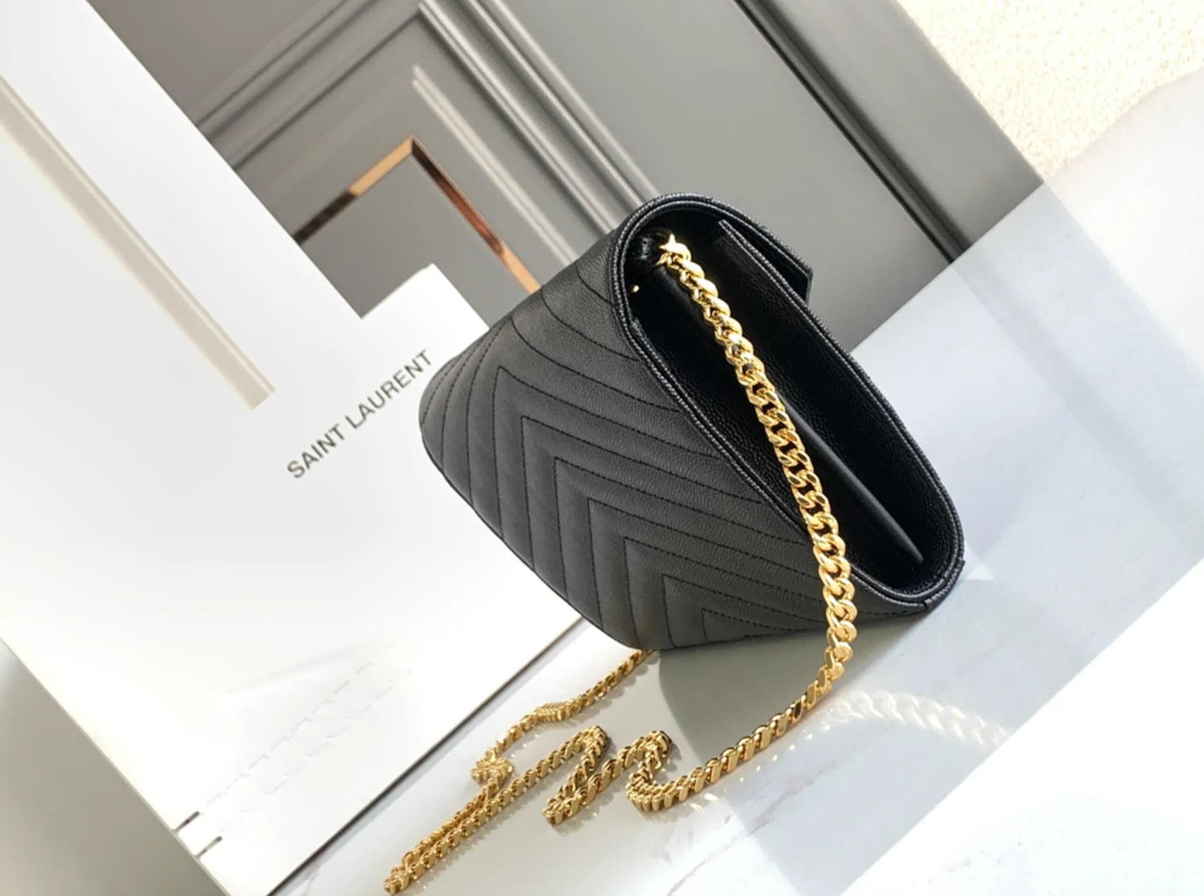 CARTERA CON CADENA NEGRO