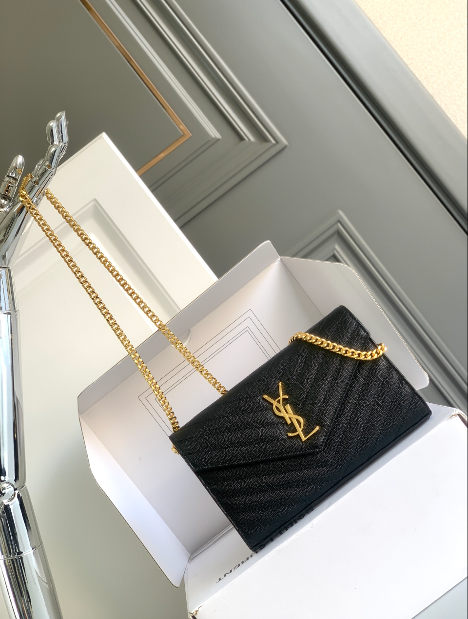 CARTERA CON CADENA NEGRO