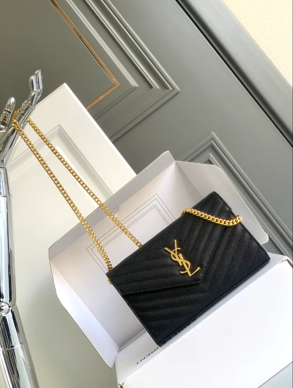 CARTERA CON CADENA NEGRO