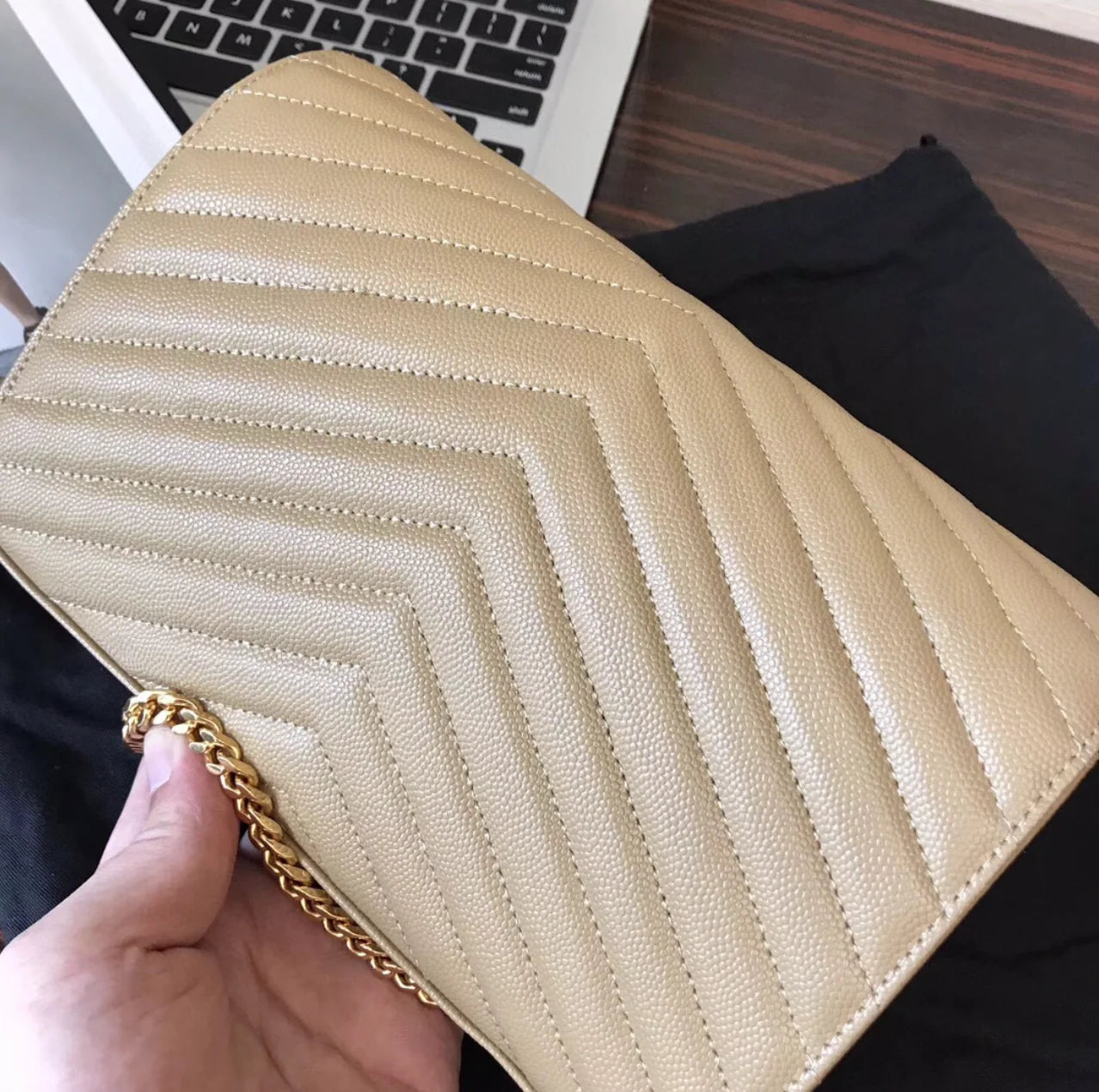 CARTERA CON CADENA BEIGE