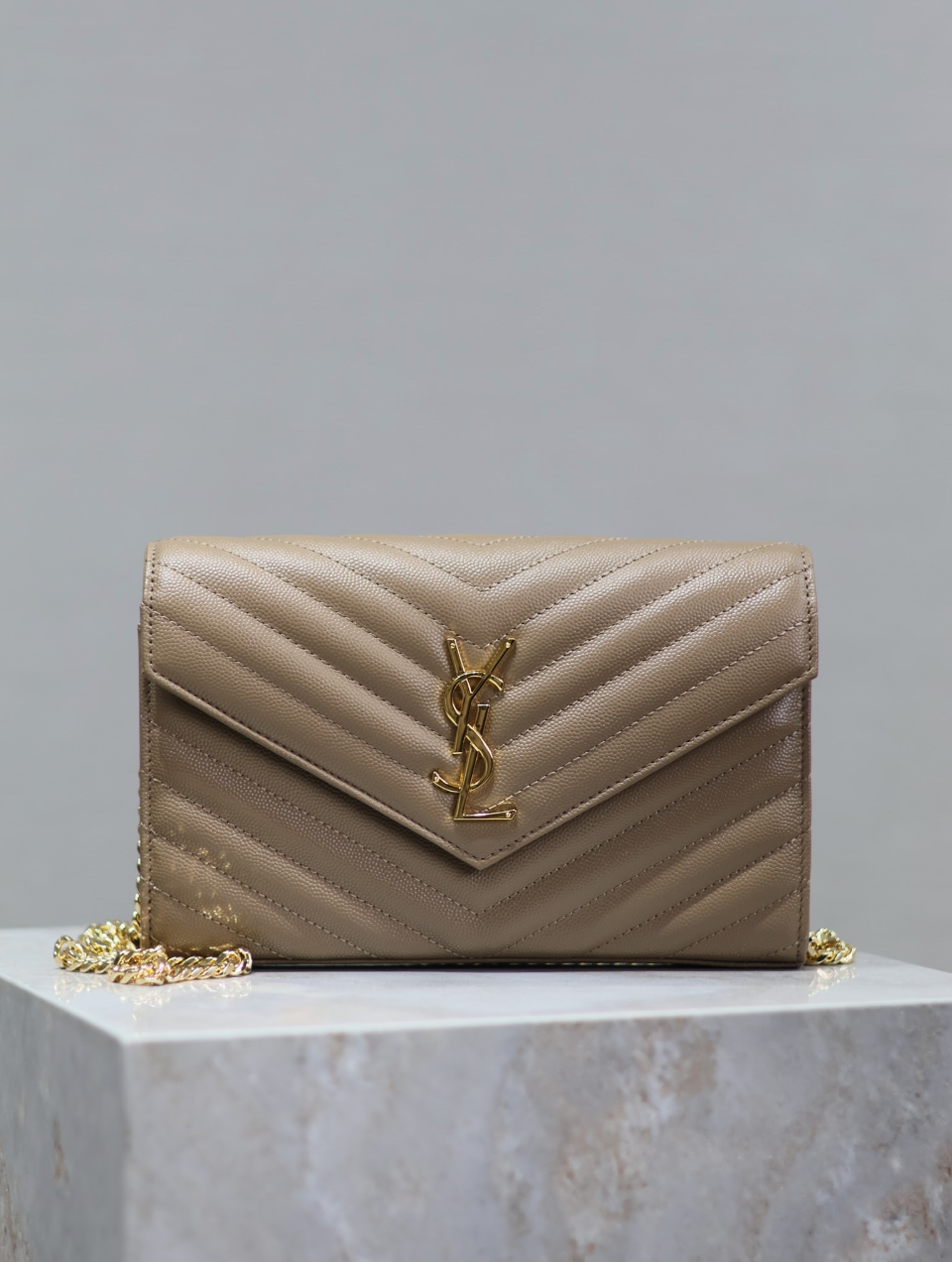 CARTERA CON CADENA BEIGE1