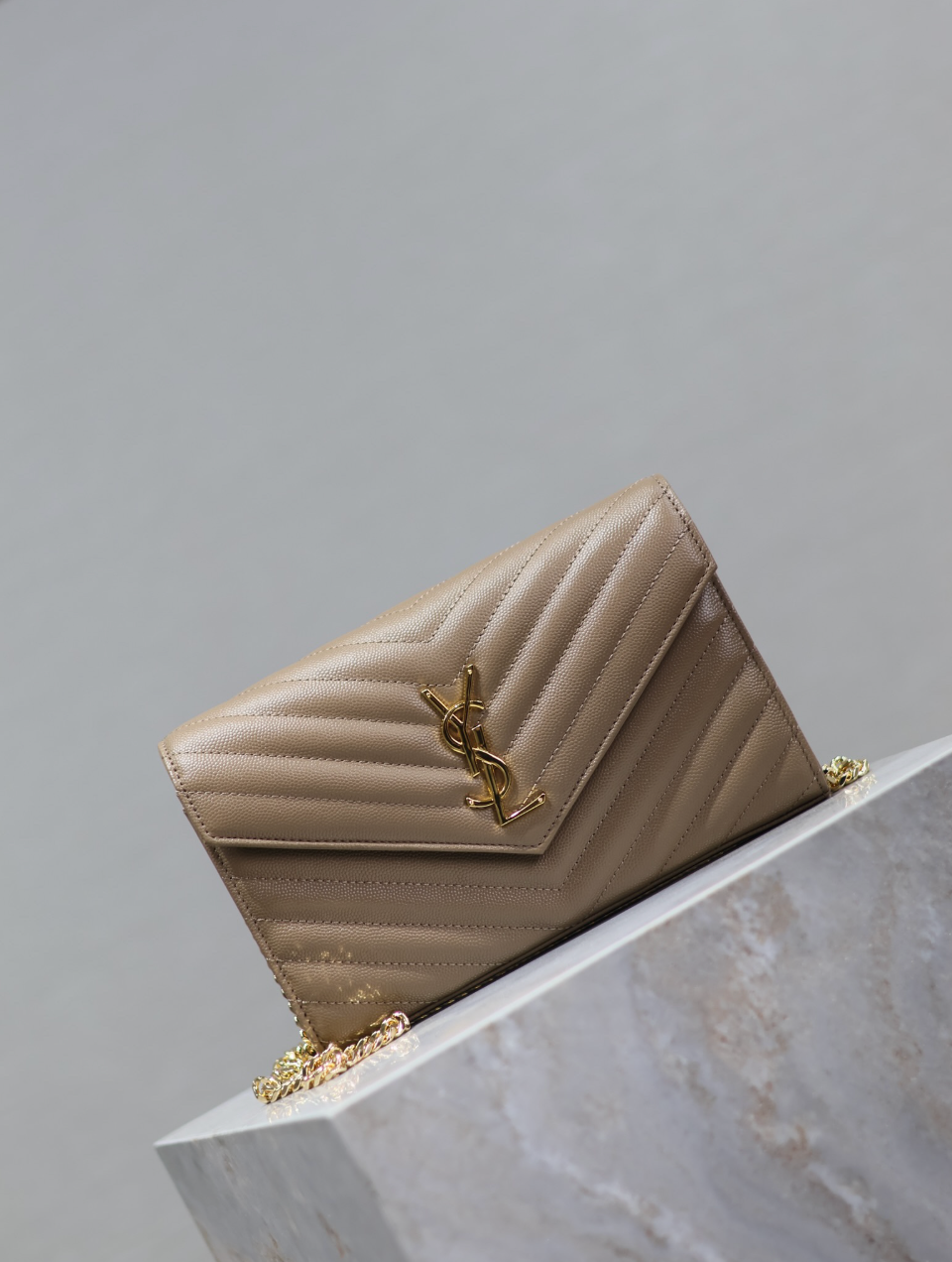 CARTERA CON CADENA BEIGE1