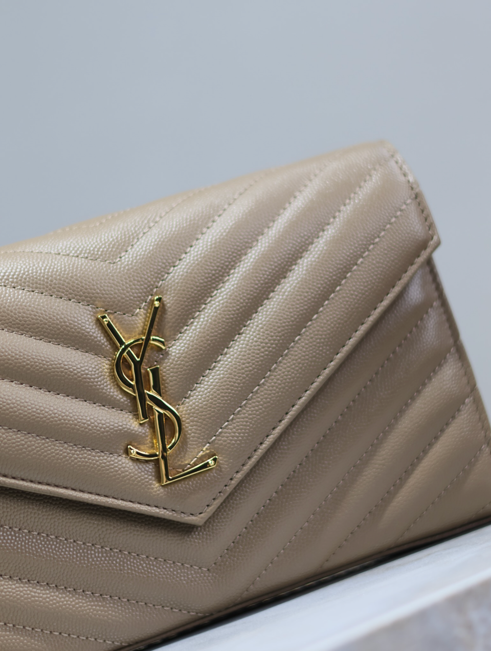 CARTERA CON CADENA BEIGE1