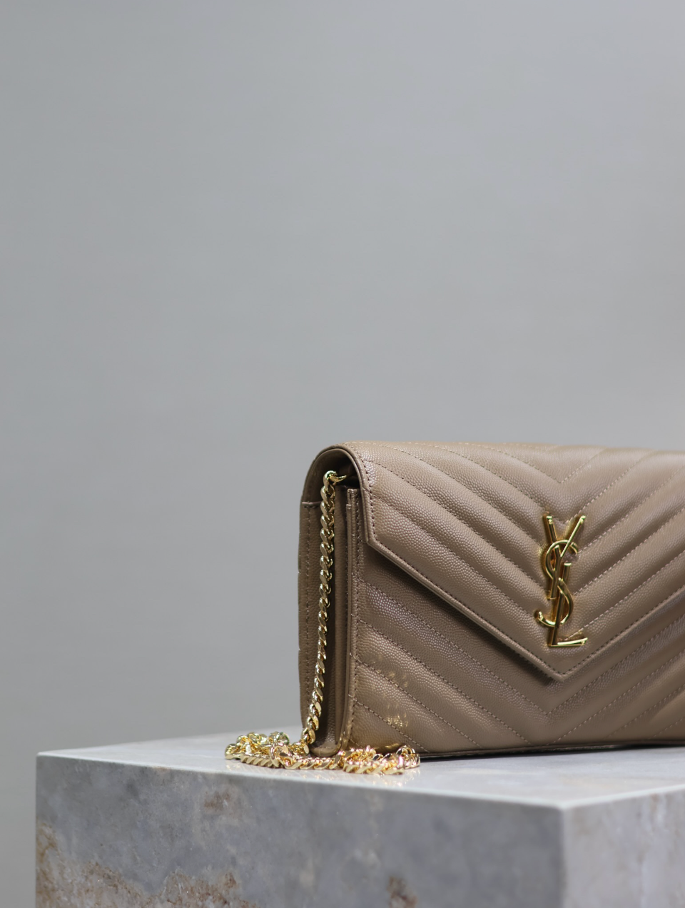 CARTERA CON CADENA BEIGE1