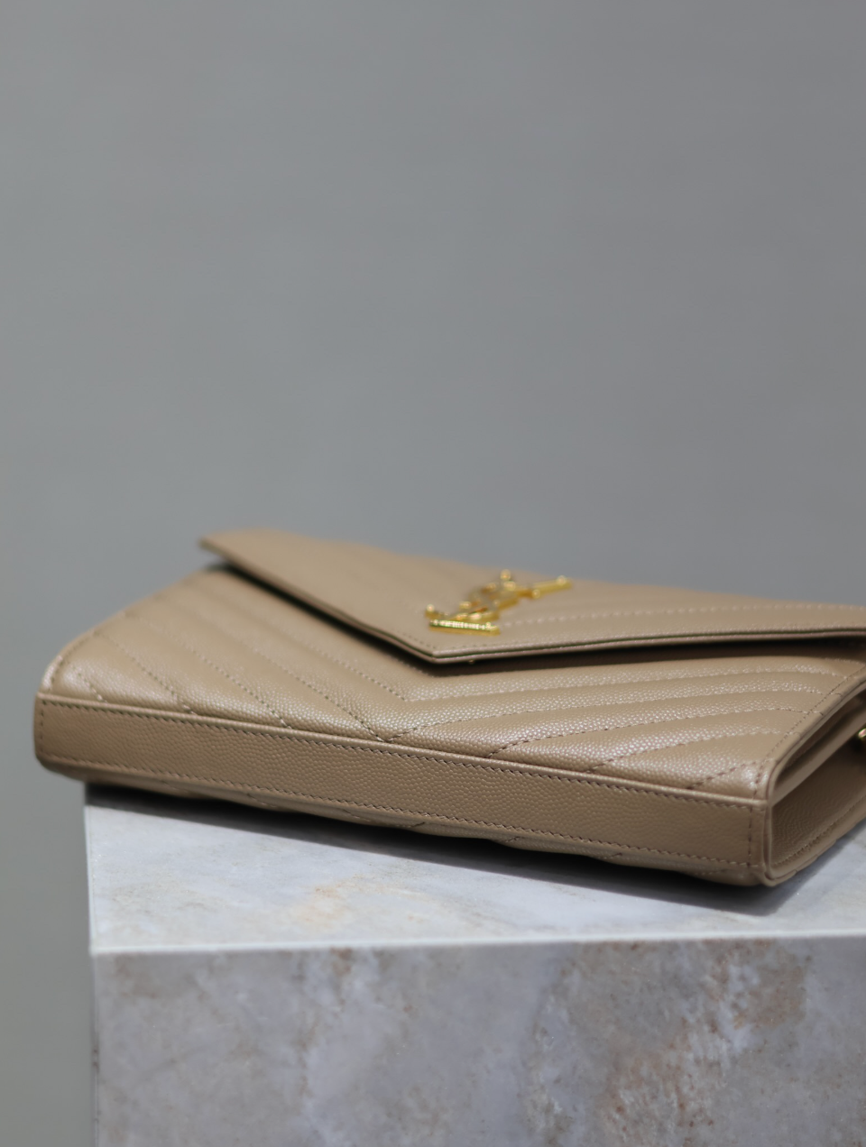 CARTERA CON CADENA BEIGE1