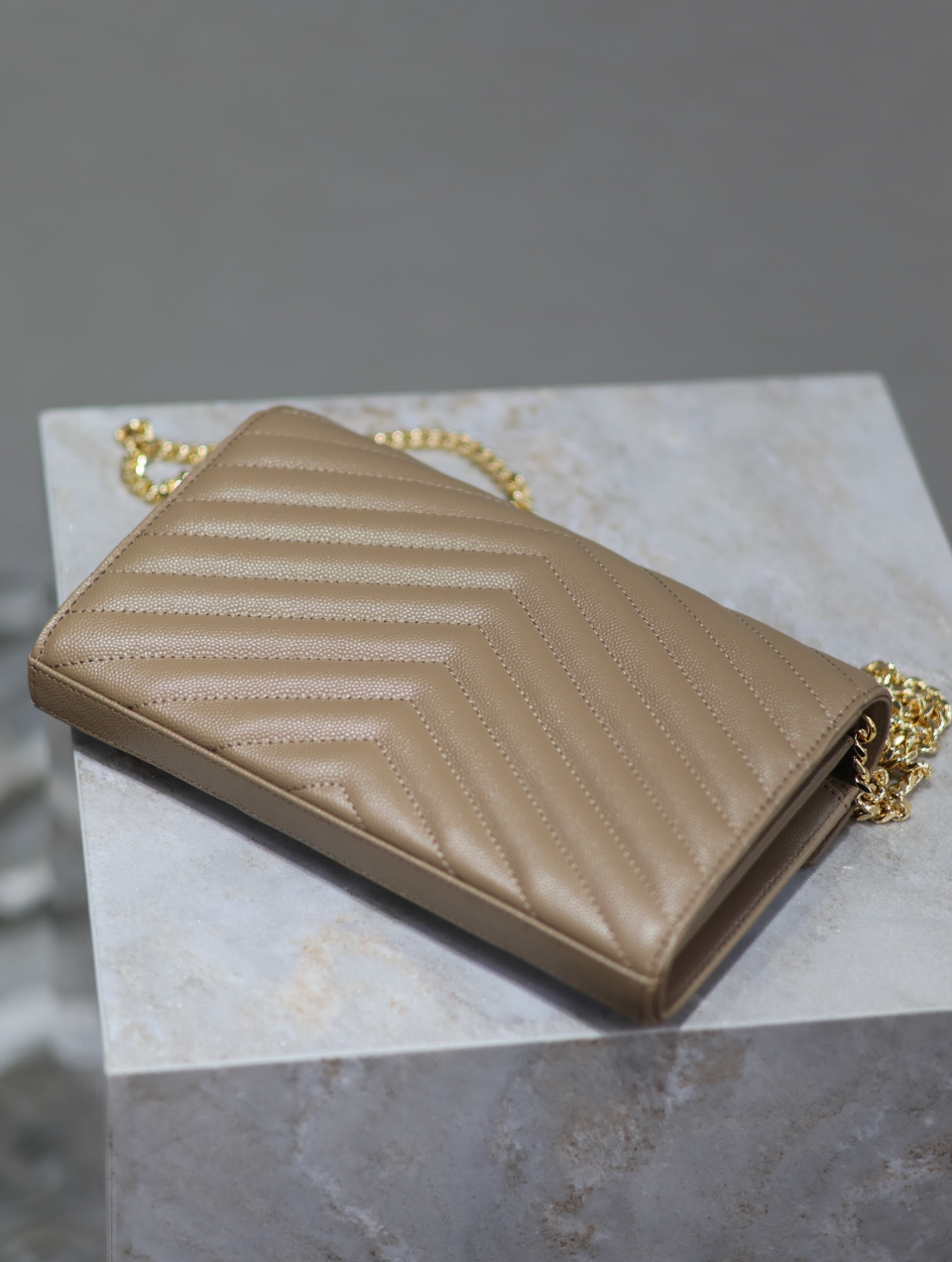 CARTERA CON CADENA BEIGE1