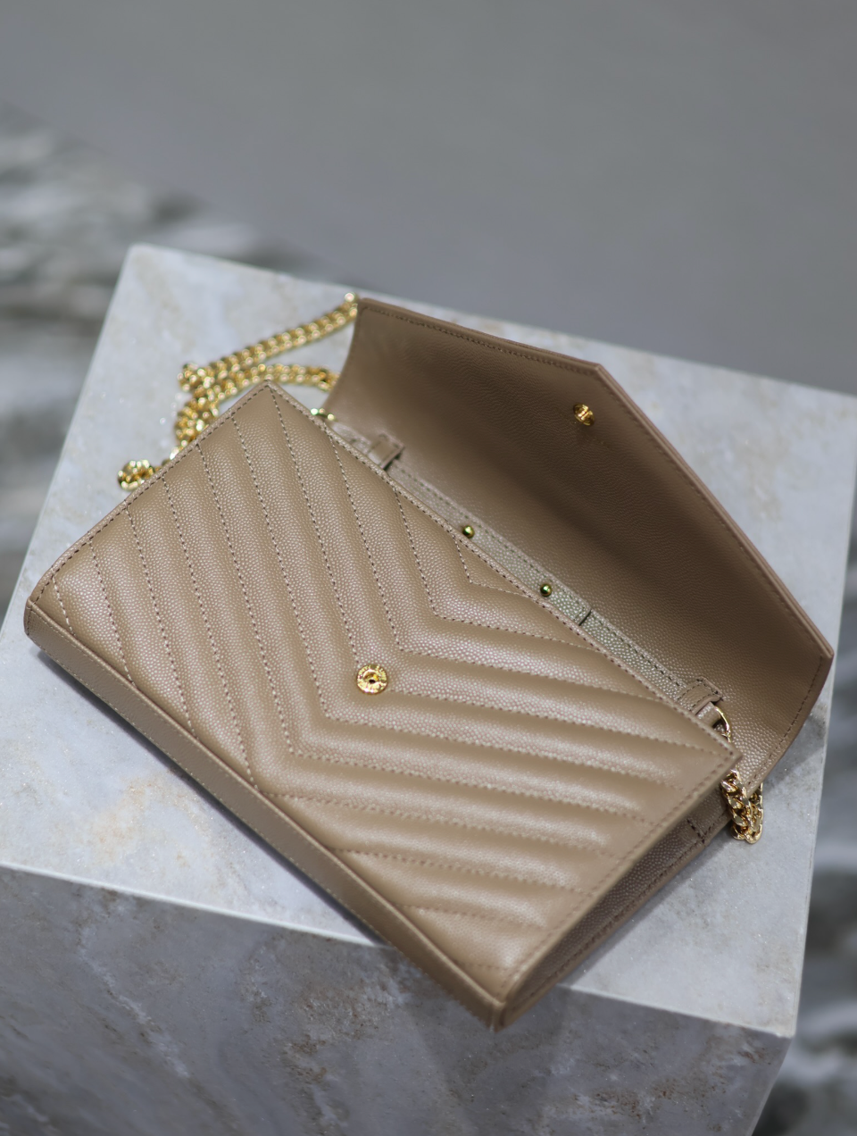 CARTERA CON CADENA BEIGE1