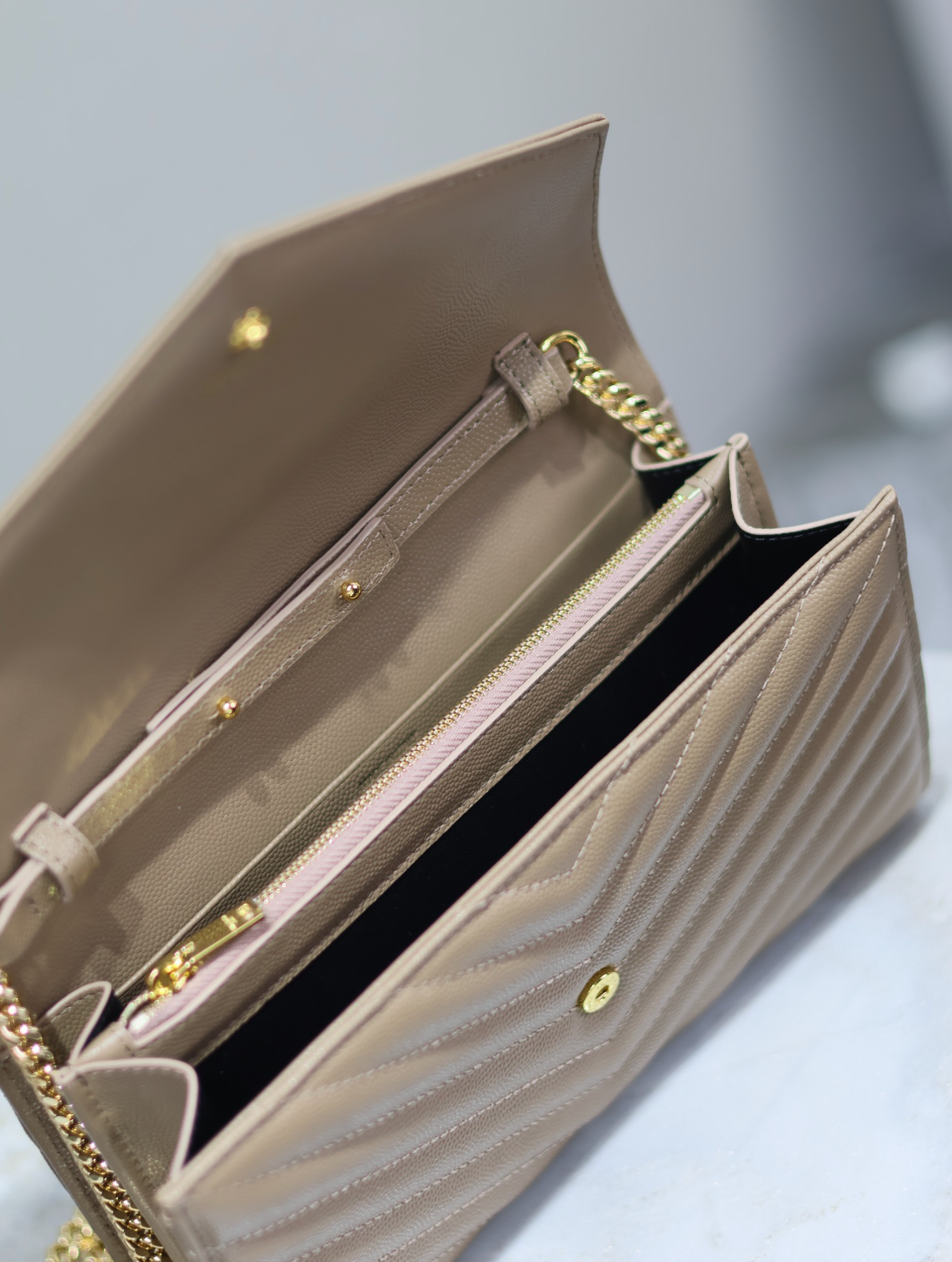 CARTERA CON CADENA BEIGE1