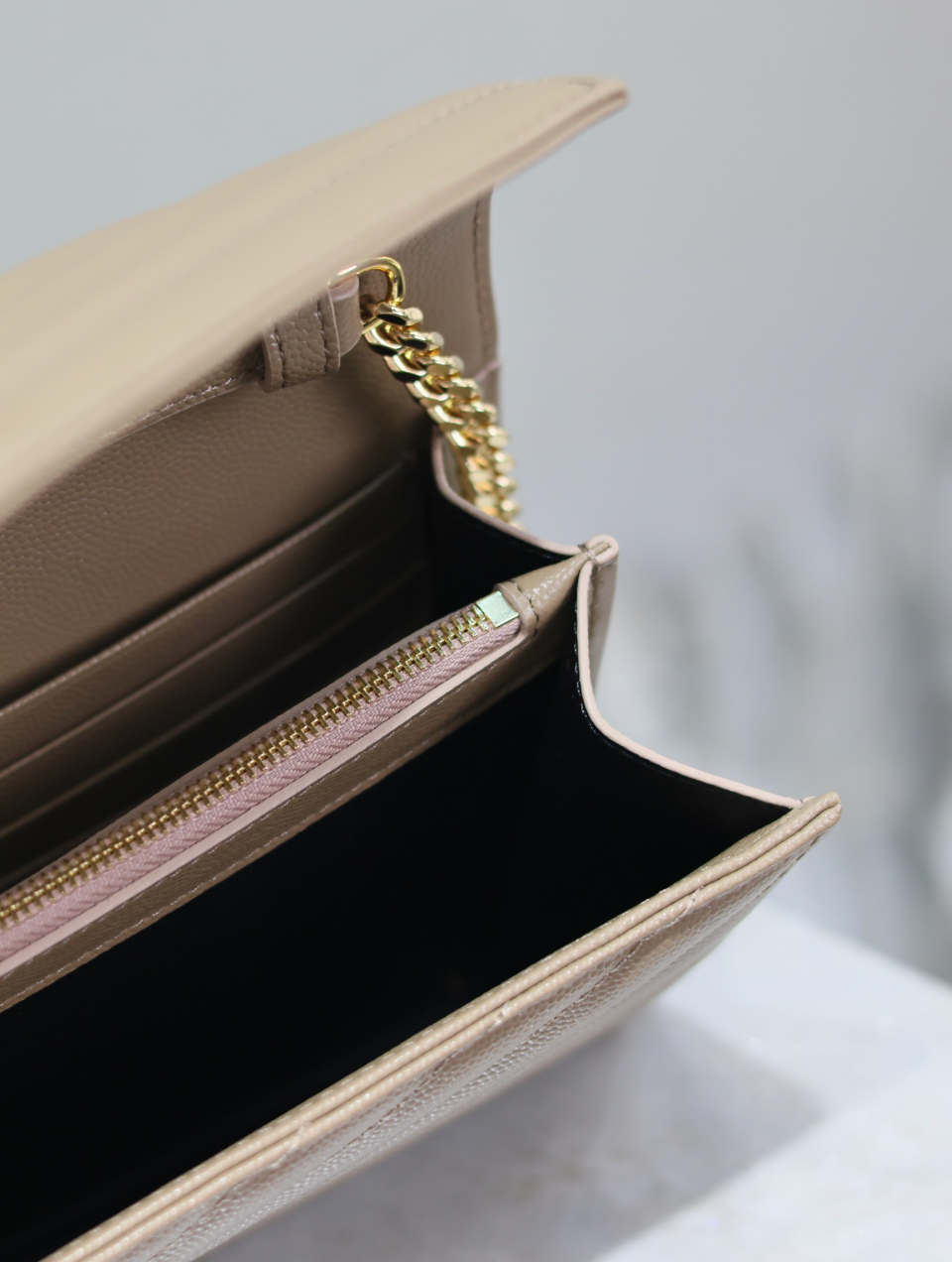 CARTERA CON CADENA BEIGE1