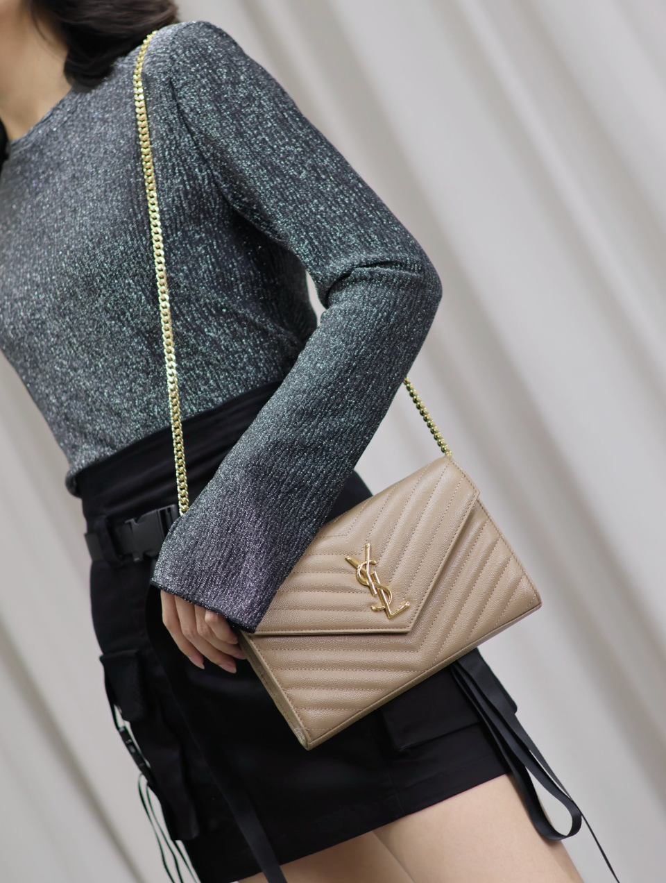 CARTERA CON CADENA BEIGE1