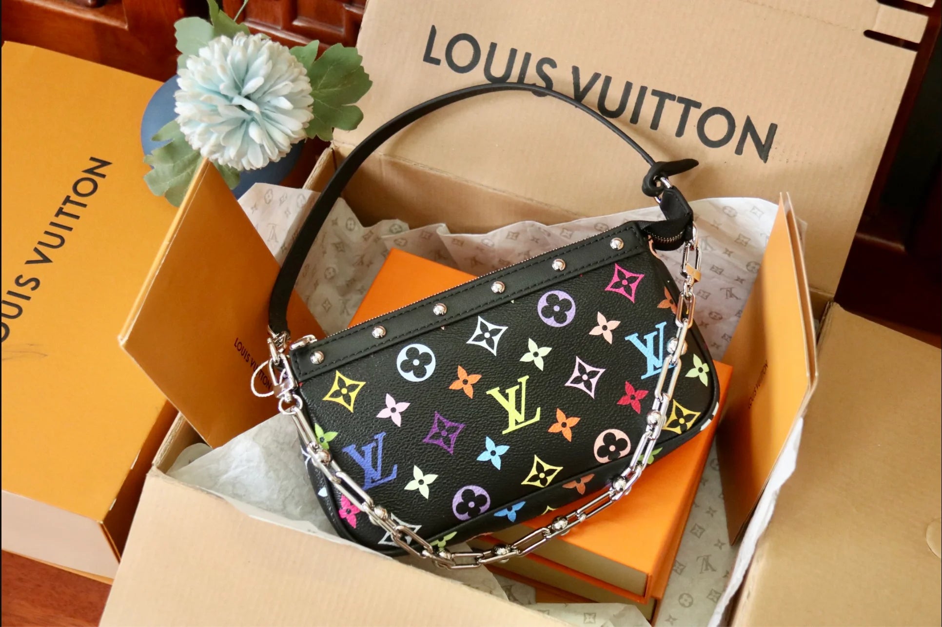 LV X TM POCHETTE ACCESSOIRES