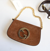 BOLSO CON CADENA ANTE MARRÓN