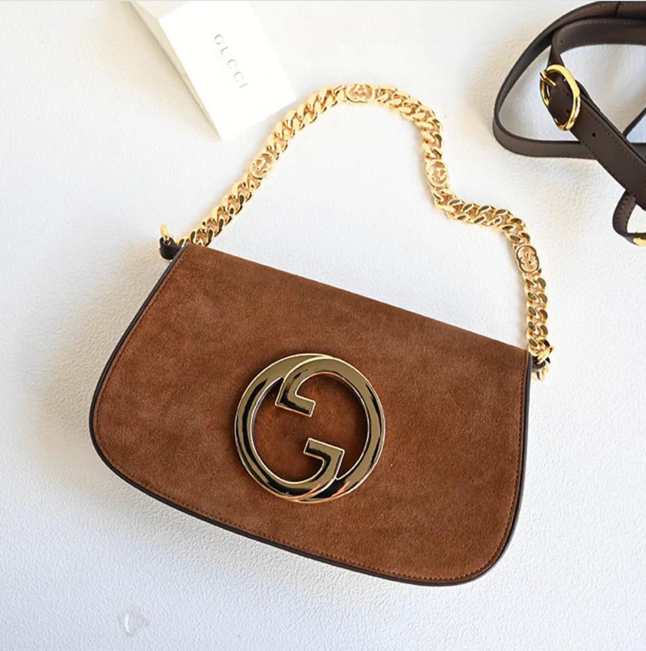 BOLSO CON CADENA ANTE MARRON