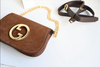 BOLSO CON CADENA ANTE MARRÓN