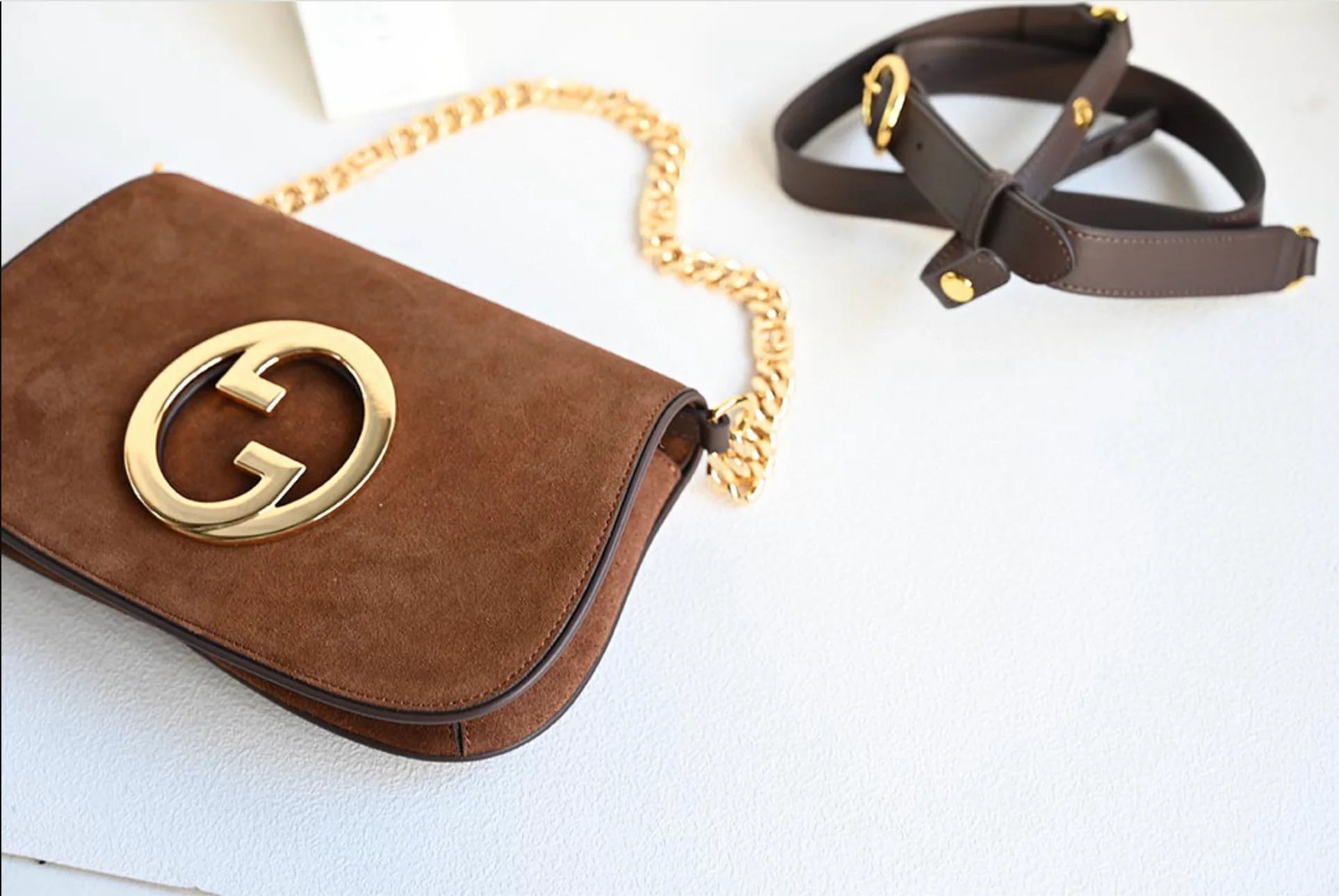 BOLSO CON CADENA ANTE MARRON