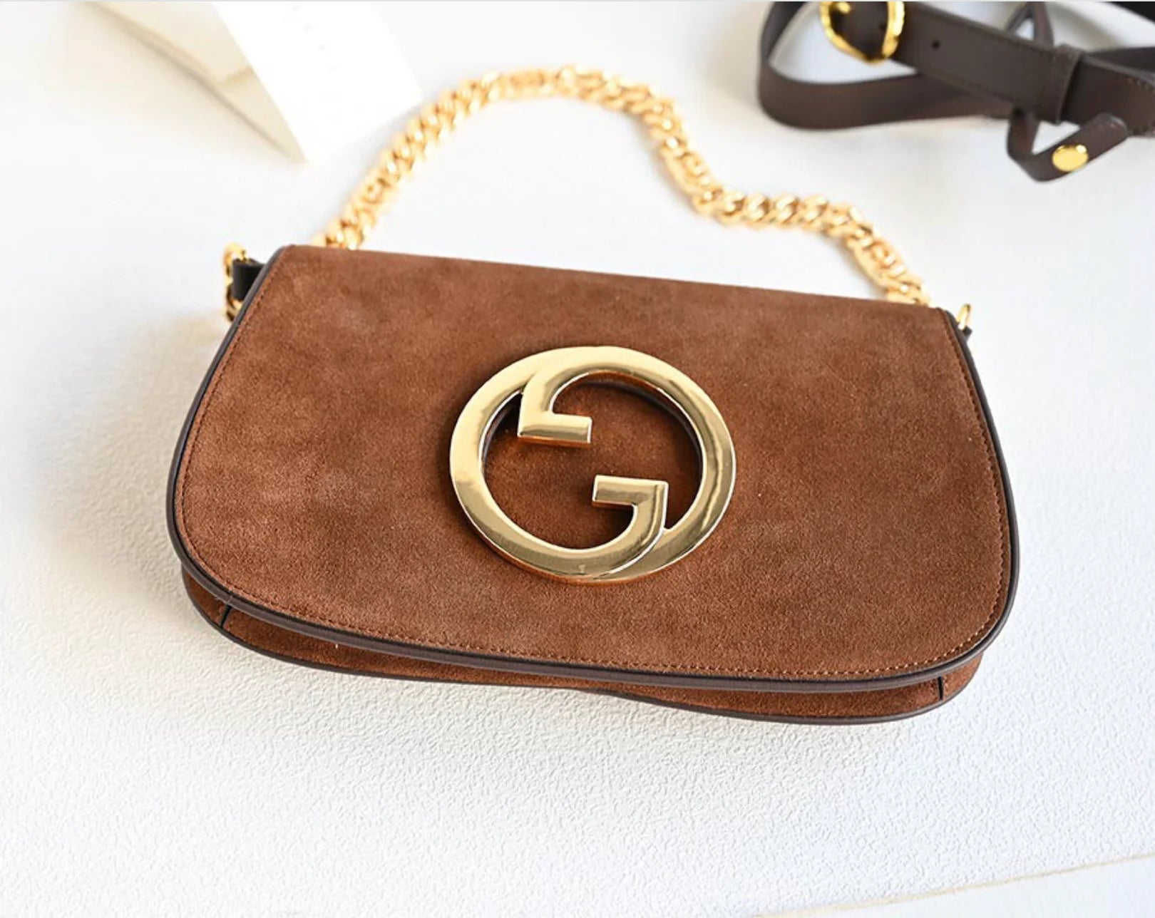 BOLSO CON CADENA ANTE MARRON