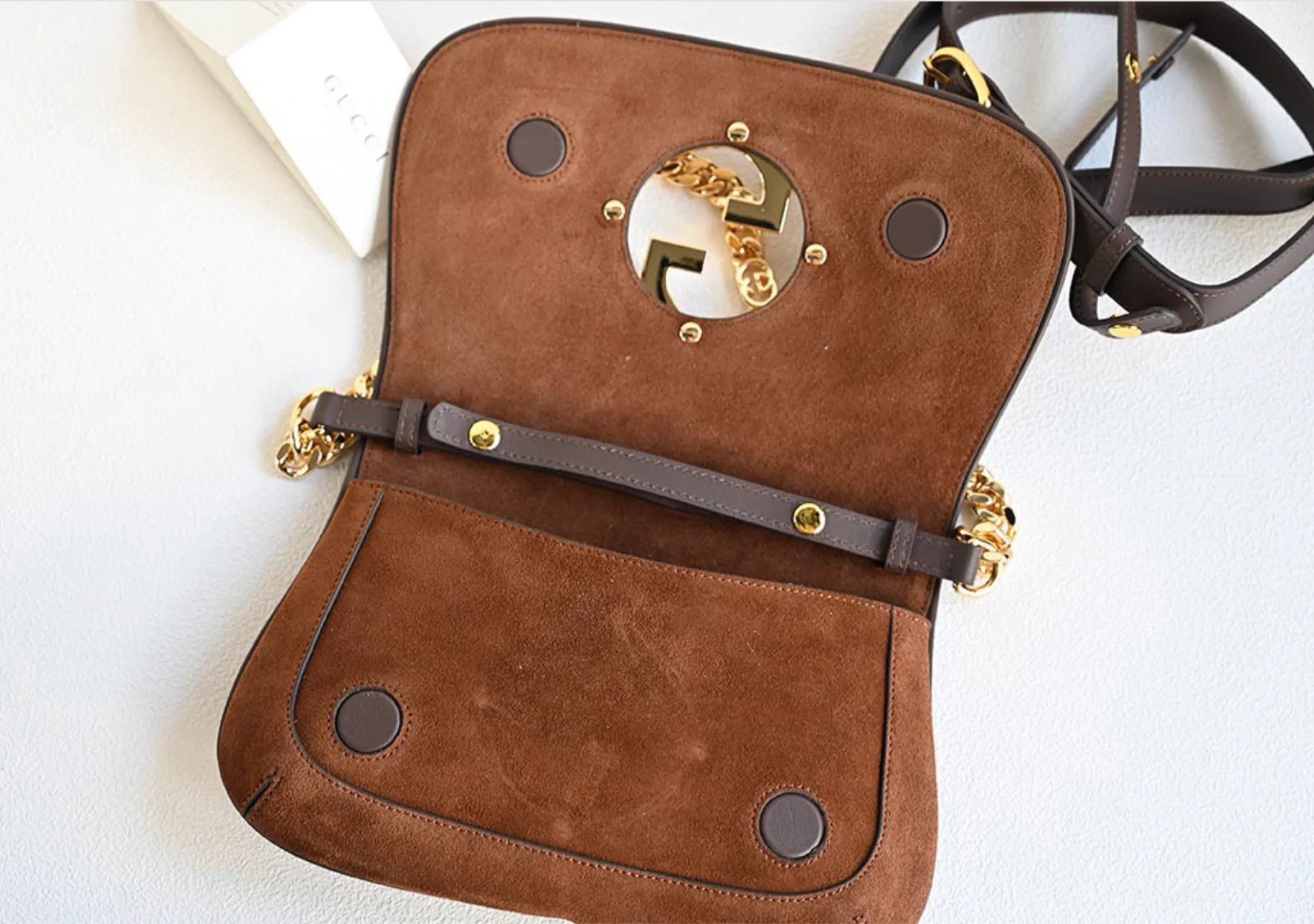 BOLSO CON CADENA ANTE MARRON
