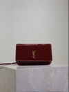 CARTERA CON CADENA BURDEOS