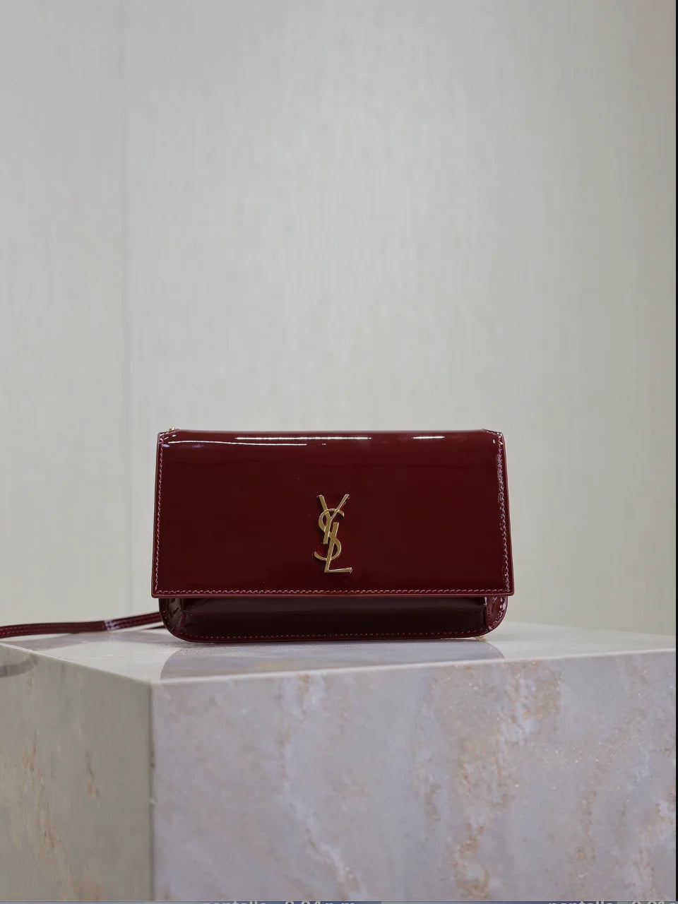 CARTERA CON CADENA BURDEOS