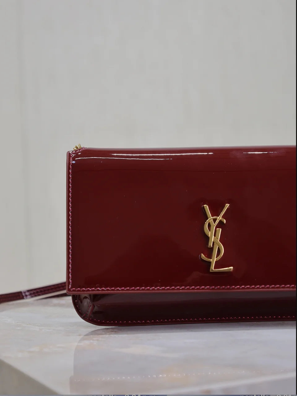 CARTERA CON CADENA BURDEOS