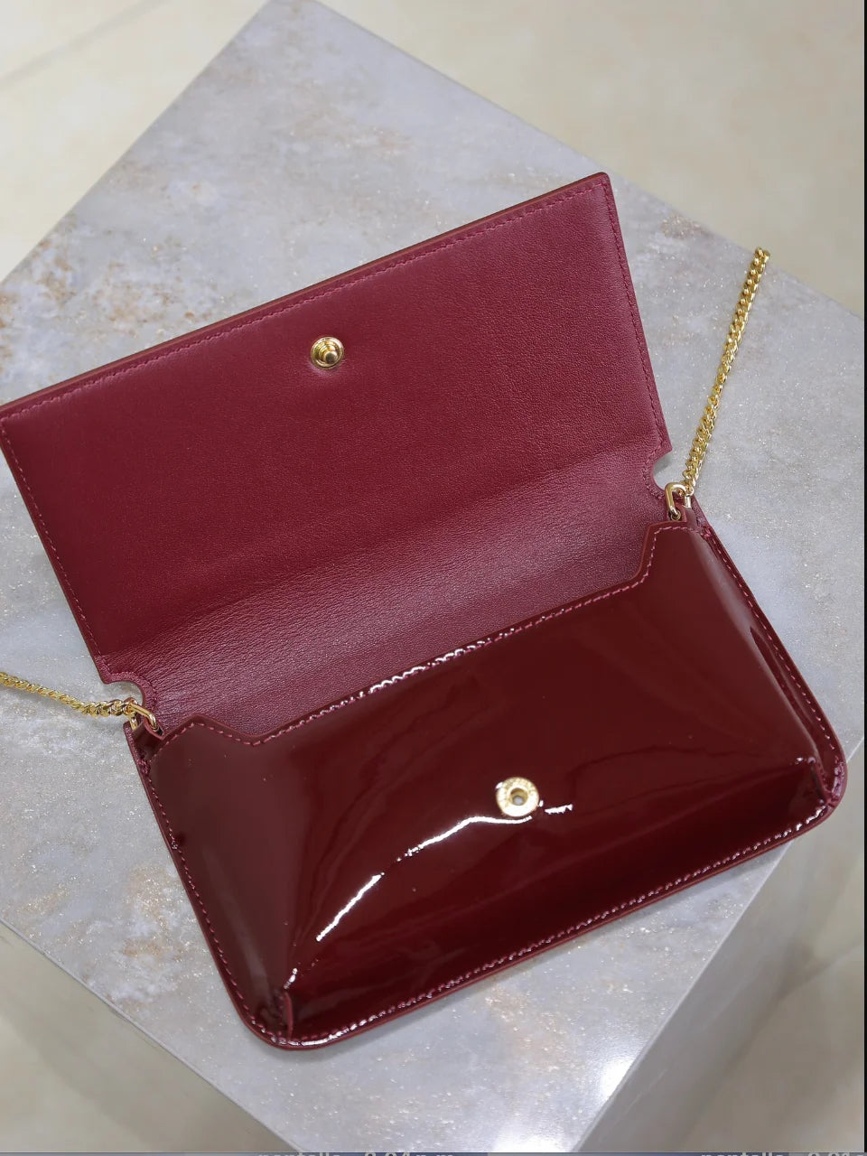 CARTERA CON CADENA BURDEOS