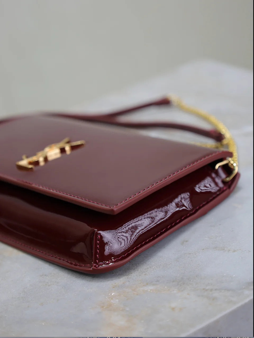 CARTERA CON CADENA BURDEOS