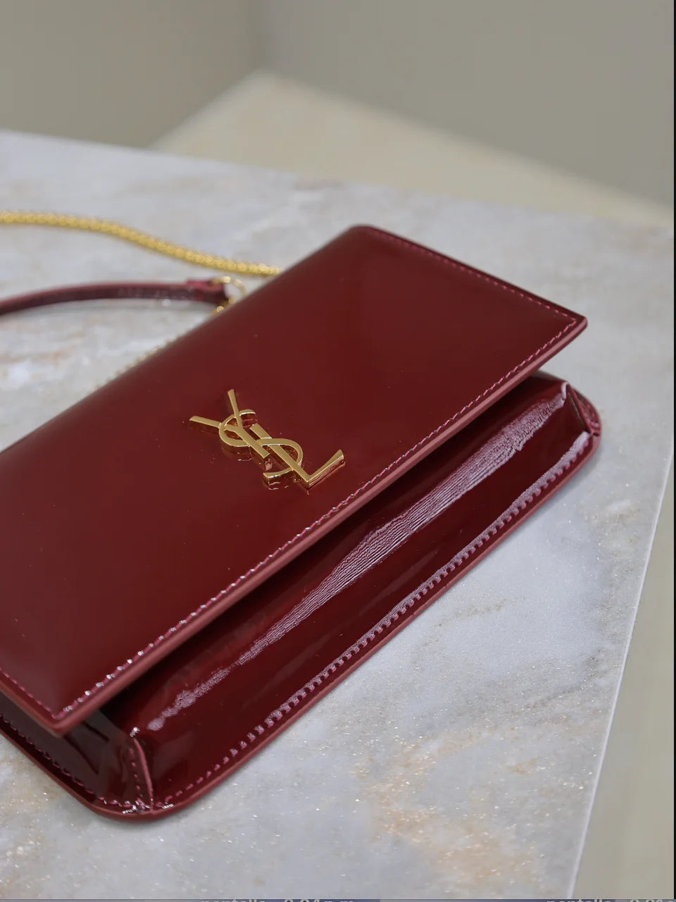 CARTERA CON CADENA BURDEOS
