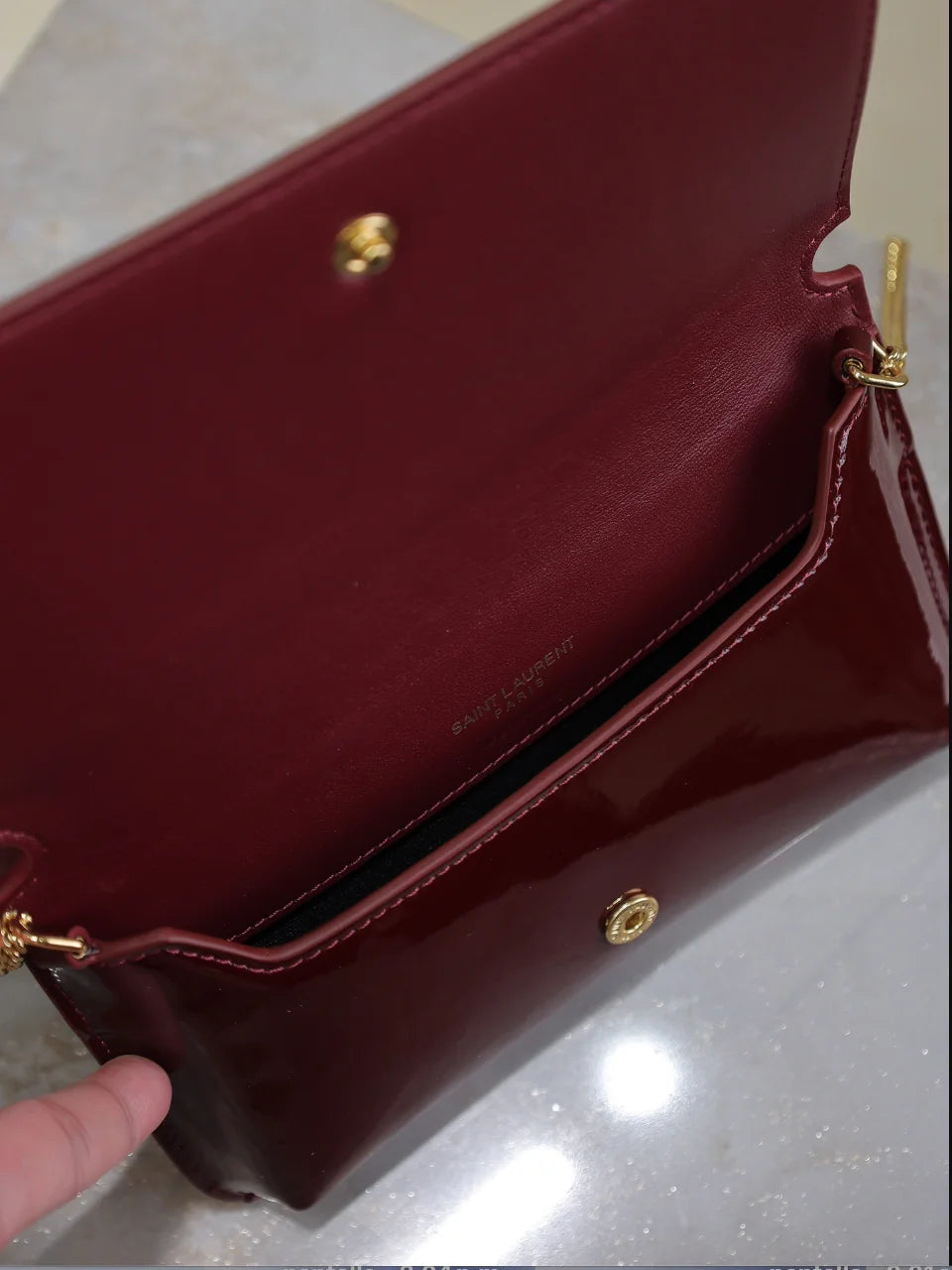 CARTERA CON CADENA BURDEOS