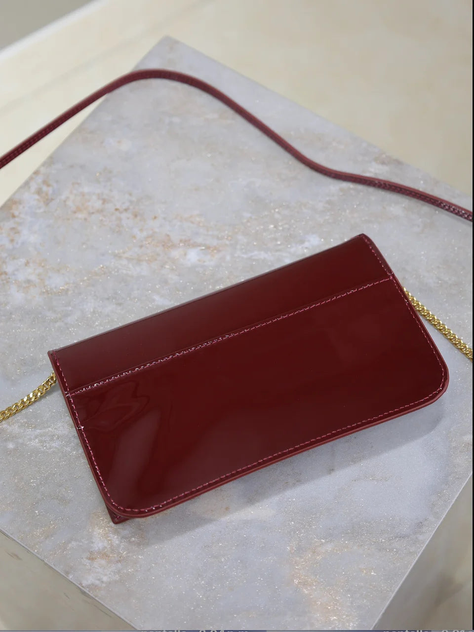 CARTERA CON CADENA BURDEOS